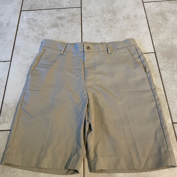 NEW Greg Norman Men’s Khaki Golf Shorts - Picture 2 of 6
